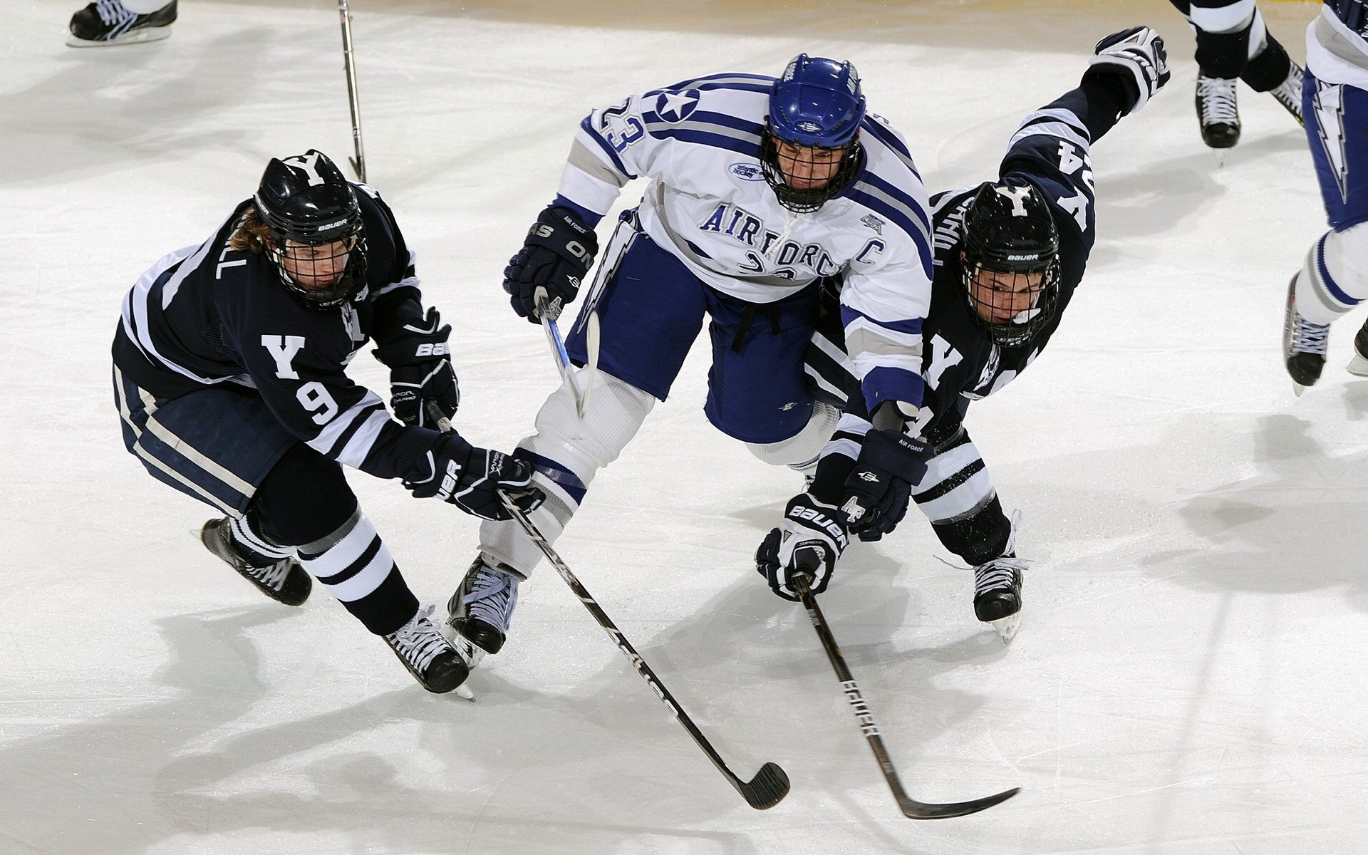 红黑军团欧战斩落丹麦劲旅，阿劳霍连续破门拉开晋级差距