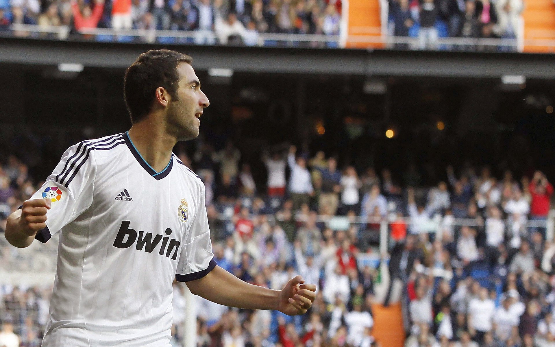 南美风暴席卷伦敦城，苏亚雷斯一锤定音，阿森纳主场击溃秘鲁豪门